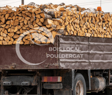 camion de livraison de buches