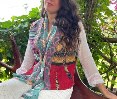 modella che indossa un gilet realizzato con un tradizionale tessuto Cantha