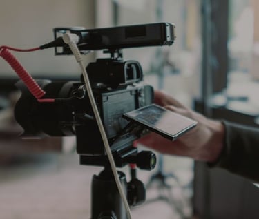 Caméra professionnelle utilisée pour réaliser une vidéo d’entreprise efficace et stratégique