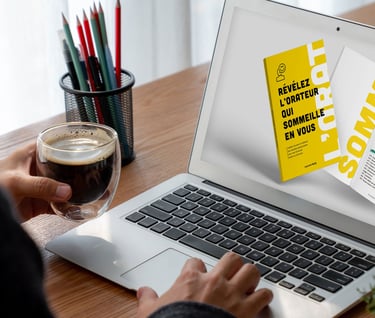 Entrepreneur consultant sur son ordinateur le livre "Révélez l'orateur qui sommeille en vous"