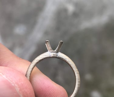 Vista Frontal Fabricación Anillo de Compromiso Oro Blanco Solitario