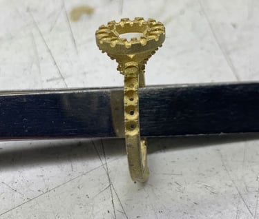 Vista Lateral Vaciado sin pulir Anillo de Compromiso Halo oro 18k