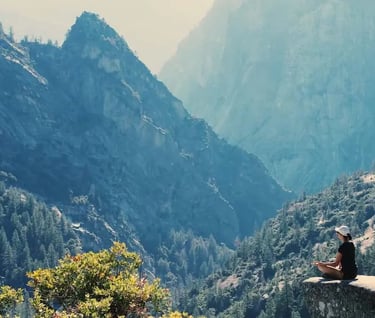 femme médite en montagne