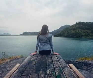 femme médite au bord d'un lac