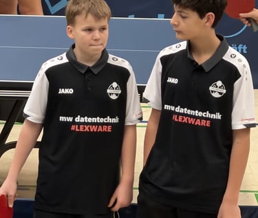 Sebastian und Thomas warten auf einen Tisch