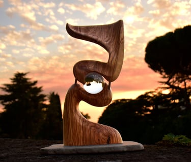 escultura abstracta de un boson con una esfera de cristal en el centro