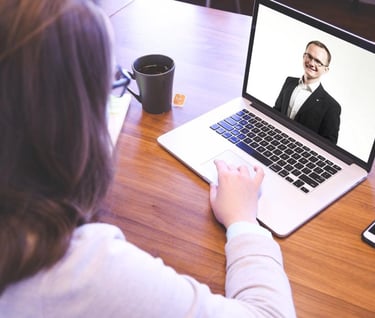 Especialista em seu ambiente de trabalha em reunião online de consultoria/mentoria com seu cliente 
