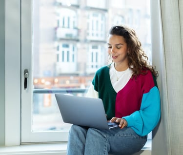 Founding a company, Woman with laptop, startup without capital