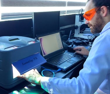 Abel Baños en laboratorio analizando documentación