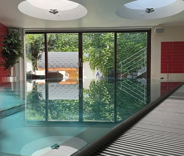 Privátní vnitřní bazén s výhledem do venkovní části wellness