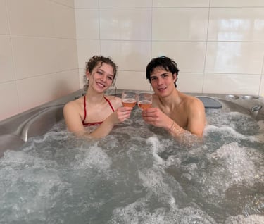 Vířivka pro dva v soukromém wellness Praha