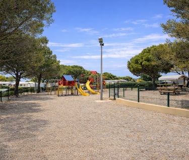 Aire de jeux enfants au camping Siblu Le Lac des Rêves à Lattes, espace sécurisé et familial sous le