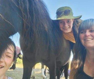 Lachende mensen selfie met een pony