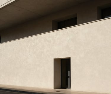 Una toma de gran angular que muestra un entorno urbano minimalista con líneas arquitectónicas limpias, cielo despejado y una paleta de colores crema y marrón oscuro, atmósfera profesional.
