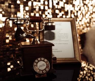 retro wood, audio palinkejimu knyga, senovinis telefonas, antikvaras, zinute po signalo, knyga,