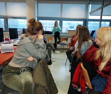 Uczestniczki wykładu digital marketingowego Leszka Nowaka