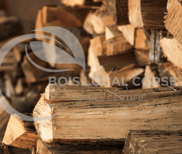 bois de chauffage coupé empilés