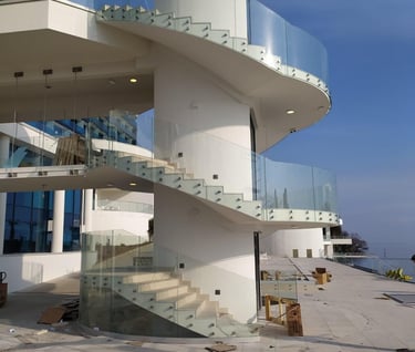 Staklena spiralna ograda vanjskog stubišta