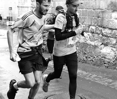 Madelin BENon qui pousse Louis DEMON avec bienveillance sur un marathon