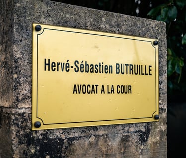 Plaque de Me Hervé-Sébastien Butruille, avocat à la cour basé à Montmorillon