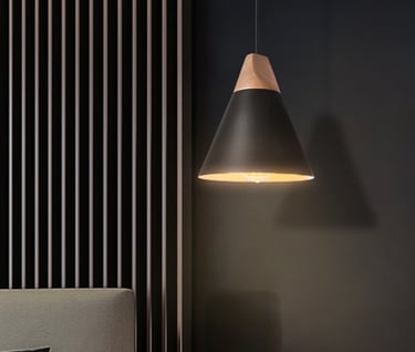 MNK-PD086 BELL SU is a decorative pendant lamp with simple shapes, made by using wood and metal.