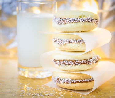 cuatro alfajores en torre y vaso de leche