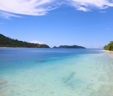 Pantai di Pulau Sirandah, kota Padang Sumatera Brat