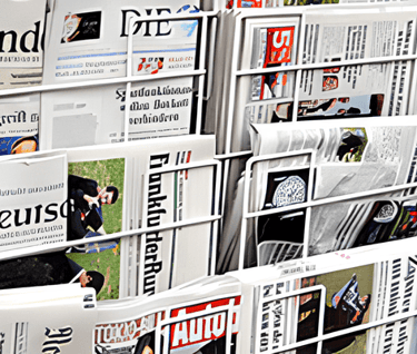 Banca de jornais com exemplares de diversos periódicos