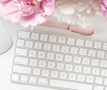 contact maria francheteau énergie quantique du cœur ordinateur blanc vase de roses roses