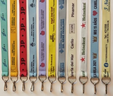 varias cintas lanyards con argolla y mosquetón con la impresión del logo
