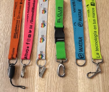 cintas lanyards con distintas sujeciones 