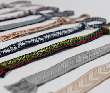 rankomis austi kaklaraiščiai