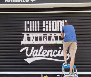 Artista pintando mural