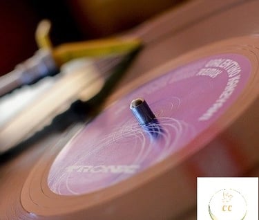 Tourne disque vinyl couleur sépia penché en diagonale, gros plan, mouvement, son, musique, photo