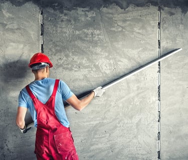 albañil pasteando una pared