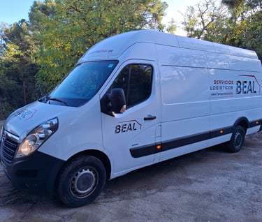Furgoneta extralarga de BEAL Servicios Logísticos