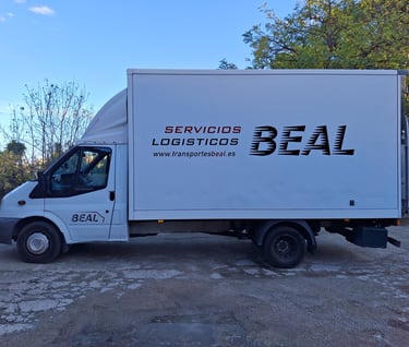 Camión con plataforma de BEAL Servicios Logísticos