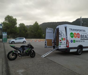Furgoneta de BEAL Servicios Logísticos cargando una motocicleta para su envío