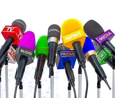 Micrófonos simbolizando la gestión de medios y nuestras alianzas con principales medios de comunicac