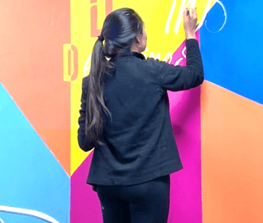 Proceso creativo de muralismo en interiores, pintora experta en lettering y branding.