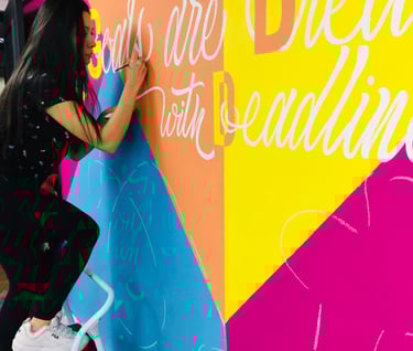 Artista de lettering y pintura en acción, personalización de superficies con acrílico, arte urbano.