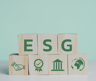 uma pilha de blocos de madeira com as letras esg neles