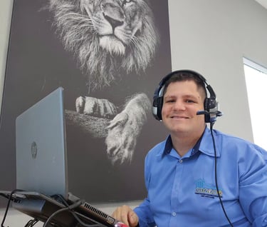 douglas santos fotografia: sentado na frente do laptop trabalhando