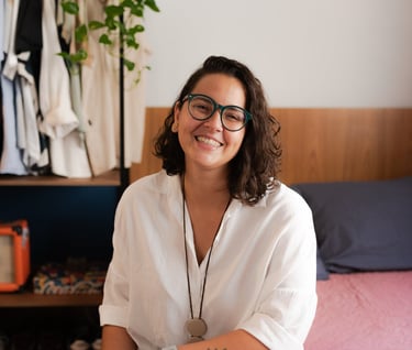 gabi sanches: fotografia mulher sentada sorrindo