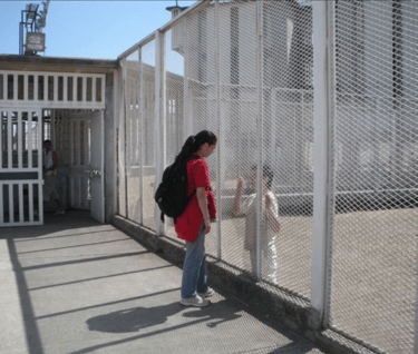 Señora privada charlando con voluntario confraternidad carcelaria