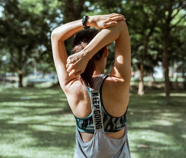 femme faisant du jogging dans un parc