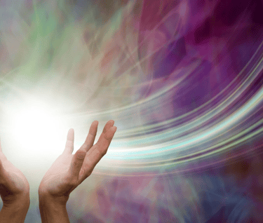 Mãos emanando bioenergia com um fundo abstrato