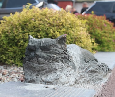 Cat statue at Krupskoy 3