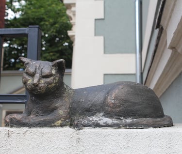 Cat statue at Pionerskaya 15