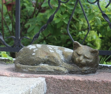 Cat statue at Pionerskaya 5